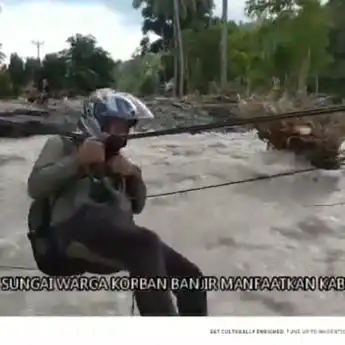 Demi Seberangi Sungai Warga Korban Banjir Manfaatkan Kabel Listrik Bekas