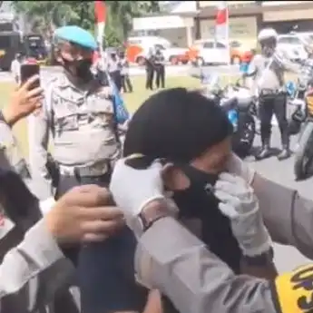 Cegah Penyebaran Virus Corona, Polda Sulut Bagikan Masker kepada Warga