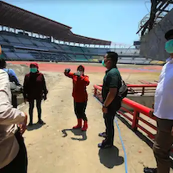 Risma Kembali Tinjau Progres Perbaikan Stadion GBT dan Akses Jalan