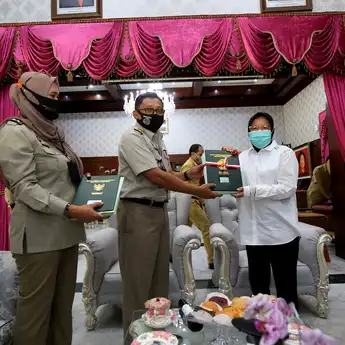 Berhasil Serahkan 172 Sertifikat, Risma Beri Penghargaan Jajaran BPN Surabaya I & II