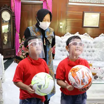 Temui Anak Kembar Hafidz Qur’an, Risma Beri Pengobatan & Perawatan Gratis
