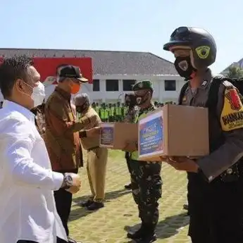Komisi III DPR RI Bagikan 36.000 Masker Ke Masyarakat di Jawa Tengah