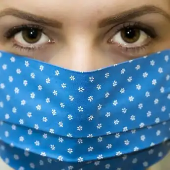 Pakai Masker yang Sudah Kotor Bisa Sebabkan Sakit Tenggorokan, Lho!
