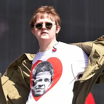 Lirik Lagu Hold Me While You Wait - Lewis Capaldi, dengan Terjemahan