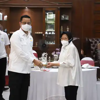 Puji Penanganan Bansos di Surabaya, Mensos: Wali Kota Risma Top 3 Kepala Daerah Terbaik