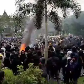 Aksi Demo Tolak UU Cipta Kerja di DPRD Kalbar Berujung Ricuh