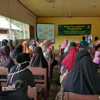 TNI dan DINKES Memberikan Pengetahuan Pencegahan COVID-19 di Lokasi TMMD