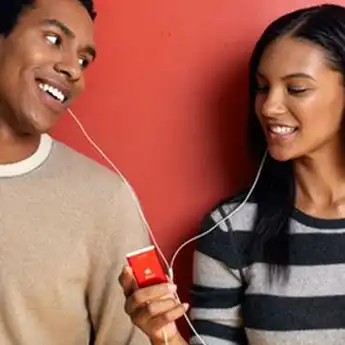 Awas, Ini Bahaya yang Timbul Akibat Saling Pinjam Earphone ke Orang Lain