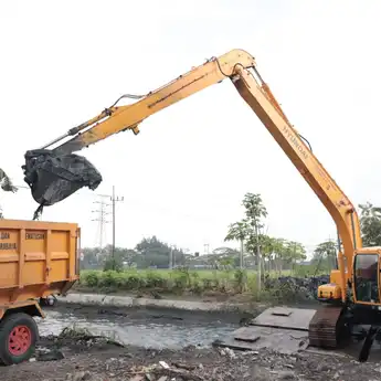 Antisipasi Banjir Surabaya, Sehari 22 Dump Truk Angkut Sampah Sungai
