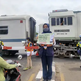 PT KAI DAOP 2 Sosialisasi Keselamatan Perlintasan Sebidang Di Stasiun Andir Bandung