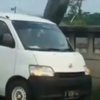 Viral Pengendara Mobil Buang Sampah ke Kalimalang, Kaporles: Dia Menyerahkan Diri
