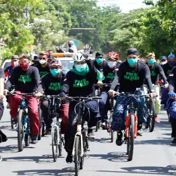 Peringati Hari Santri, Khofifah  Gowes Bersarung di Situbondo 