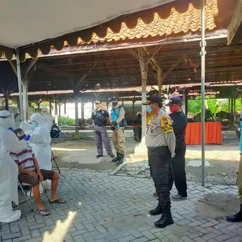 Turunkan Swab Hunter, Pemkot Surabaya Tes Swab 396 Warga di Perbatasan