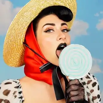 Lirik Lagu dan Terjemahan Bahasa Indonesia 'Sugar Daddy' - Qveen Herby