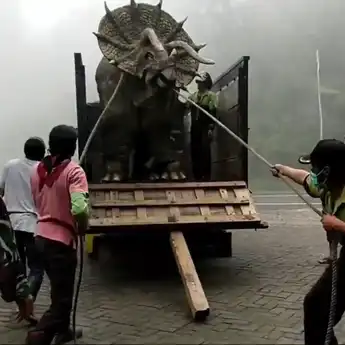 Viral! 'Dinosaurus' Berhasil Diturunkan dari Truk, Evakuasi Berlangsung Alot