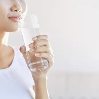 Benarkah Banyak Minum Air Putih Bisa Menahan Asam Lambung? Ini Kata Dokter