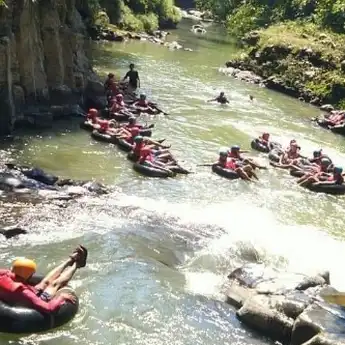 Pecinta Adrenalin? Coba Kunjungi Wisata Menantang Arung Jeram di Tubing Genting
