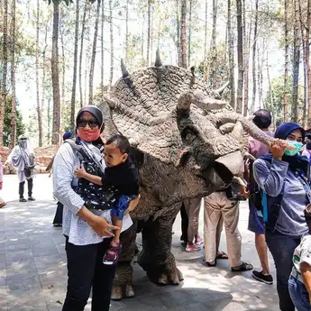 Ingin Melihat Hewan Purba Secara Langsung, Yuk Main Ke Mojosemi Dinosaurus Park