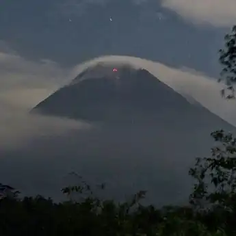 Luncurkan Awan Panas, Begini 5 Fakta Menarik Gunung Merapi yang Kembali Erupsi