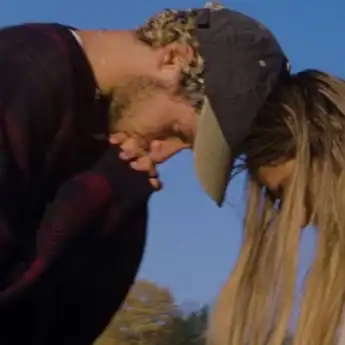 Lirik Lagu dan Chord &lsquo;this is how you fall in love&rsquo; Jeremy Zucker ft. Chelsea Cutler, dengan Terjemahannya