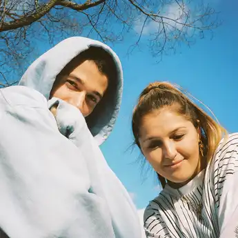 Lirik Lagu dan Terjemahan 'Emily' - Jeremy Zucker feat. Chelsea Cutler