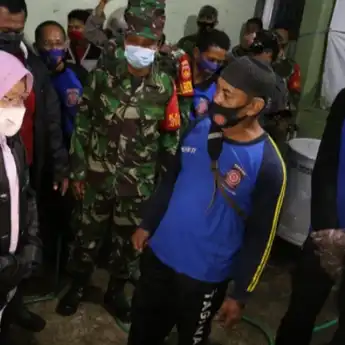 Mensos : Kunjungi dan Berikan Bantuan Korban Banjir Pekalongan