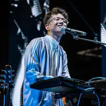 Lirik Lagu dan Terjemahan ‘It’s You’ Dipopulerkan Oleh Sezairi Sezali