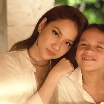 6 Potret Seleb Tanah Air Ini Jadi Single Mom Tangguh dan Inspiratif