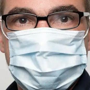 Gak Kepikiran, Ini Tips Agar Kacamata Tidak Berembun saat Pakai Masker