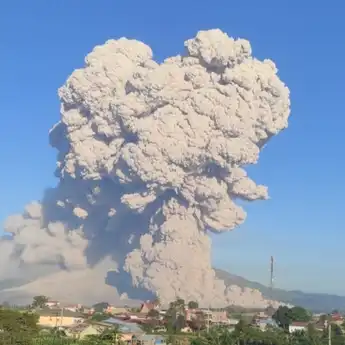 Sinabung Kembali Erupsi Luncurkan Awan Panas 4,5 Kilometer