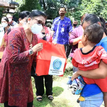 TP PKK Prov Bali, Berikan Bantuan Balita dan Ibu Hamil di Gerokgak
