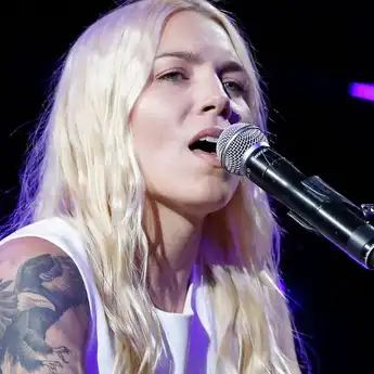 Lirik Lagu dan Chord ‘Everything I Need’ - Skylar Grey, dengan Terjemahannya