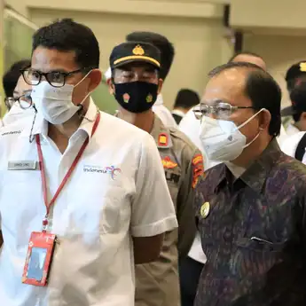 Rencana Buka Pariwisata Bali, Gubernur Koster Dampingi Menparekraf Tinjau Vaksinasi Pekerja 