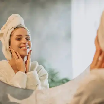 Lagi Bruntusan, Coba Balik Ke 5 Tahapan Basic Skincare Ini   