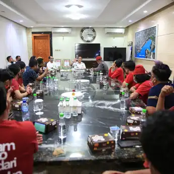 Ditemui Suporter PSM, Danny Melunak Soal Kapasitas Stadion Mattoanging