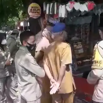 Satpol PP Tegur PKL di Median Jalan Pengayoman Makassar