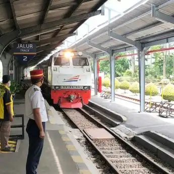 Kereta Api Jarak Jauh Tetap Beroperasi untuk Penumpang Perjalanan Mendesak