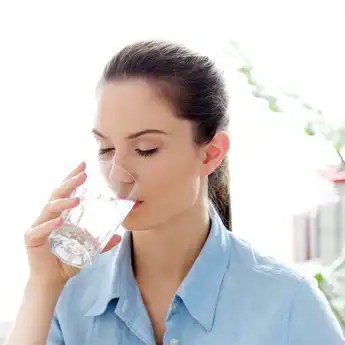 Terpaksa Buka Masker di Tempat Umum karena Ingin Minum? Ini Tips Dokter