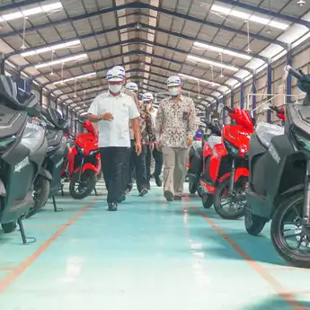 Moeldoko Kunjungi Pabrik Sepeda Motor Listrik GESITS di Cileungsi, Bogor