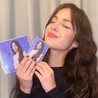 Lirik Lagu ‘traitor’ - Olivia Rodrigo, Lengkap dengan Terjemahannya