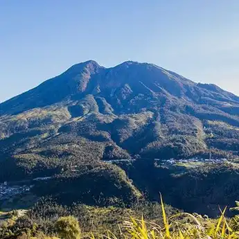Jadi Istana Kerajaan Jin, 5 Misteri Gunung Lawu Ini Bikin Bulu Kudukmu Merinding