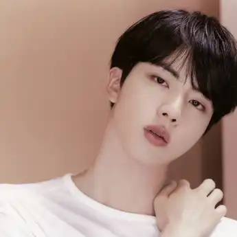 Sempurna! Ahli Bedah Plastik Sebut Wajah Jin BTS Perpaduan Maskulin dan Feminin