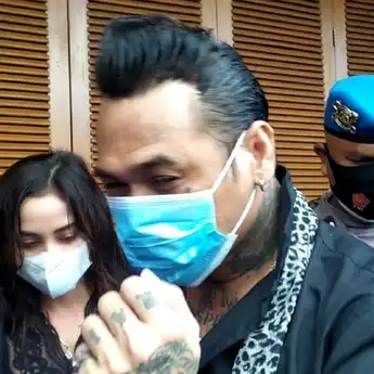Ditemani Istrinya, Jerinx SID Akhirnya Resmi Bebas dari Penjara
