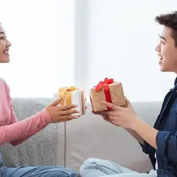 Royal dan Loyal, 5 Zodiak Ini Selalu Hujani Orang Terkasihnya Dengan Hadiah