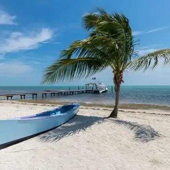5 Tips Penting Agar Kulit tidak Belang Saat Liburan di Pantai