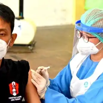 Mahasiswa Jadi Sasaran Vaksinasi yang Digelar GMNI di GOR Manahan Solo
