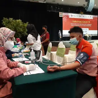 Dukung Percepatan Herd Immunity, OJK Cirebon Gelar Vaksinasi Massal se-Ciayumajakuning
