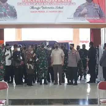 Bersama Menteri Kesehatan, Panglima TNI dan Kapolri Kembali Meninjau Gelaran Vaksinasi di Wilayah DIY