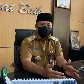 Bupati Karanganyar Julyatmono Turun Tangan, Siap Beri Sanksi Pendaki Yang Panjat Tugu Hargo Dumilah