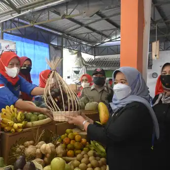 Bupati Sleman Pantau Pergerakan Komoditas Buah Lokal di Pasar Sleman